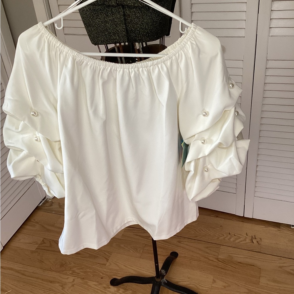Cece white blouse with pearls on the oversized sl